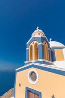 mooi Grieks kerk klok toren. Santorini eiland, Griekenland, Europa. luxe vakantie achtergrond concept, reizen concept. beroemd plaatsen, middellandse Zee landschap, zomer vakantie en vakantie. foto