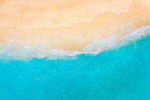 ontspannende luchtfoto strandscène, zomervakantie vakantie sjabloon banner. golven surfen met verbazingwekkende blauwe oceaanlagune, kust, kustlijn. perfecte luchtfoto drone bovenaanzicht. rustig, helder strand, aan zee foto