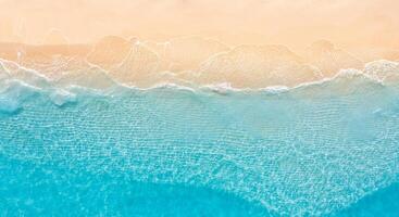 ontspannende luchtfoto strandscène, zomervakantie vakantie sjabloon banner. golven surfen met verbazingwekkende blauwe oceaanlagune, kust, kustlijn. perfecte luchtfoto drone bovenaanzicht. rustig, helder strand, aan zee foto