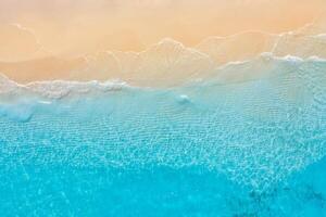 ontspannende luchtfoto strandscène, zomervakantie vakantie sjabloon banner. golven surfen met verbazingwekkende blauwe oceaanlagune, kust, kustlijn. perfecte luchtfoto drone bovenaanzicht. rustig, helder strand, aan zee foto