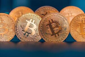 gouden bitcoin, conceptuele beeld voor crypto munteenheid. cryptogeld bitcoin de toekomst munt. abstract bedrijf crypto markt financiën geld achtergrond. bitcoin btc cryptogeld munten. voorraad markt foto