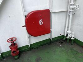 de veerboot uitrusting is een rood doos lager de aantal zes met een kraan foto