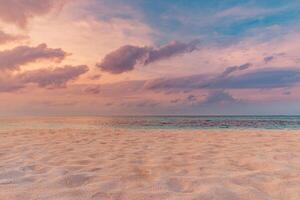 zee zand hemel concept, zonsondergang kleuren wolken, horizon, horizontale achtergrond banner. inspirerend natuurlandschap, prachtige kleuren, prachtig landschap van tropisch strand. strand zonsondergang, zomervakantie foto