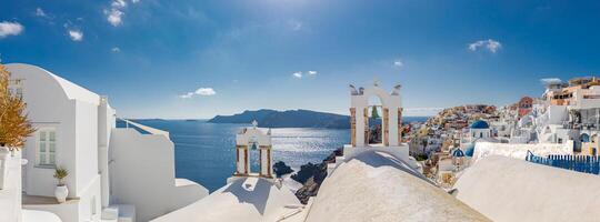 oei, traditioneel dorp van Santorini met blauw koepels van kerken onder lucht in Griekenland. luxe zomer reizen en vakantie bestemming van wit architectuur. verbazingwekkend panoramisch landschap, rustig visie foto