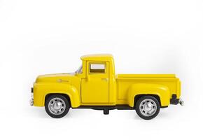 geel ijzer speelgoed- auto de vrachtauto geïsoleerd Aan een wit achtergrond foto
