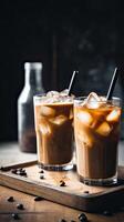 twee bril van bevroren koffie Aan wit houten tafel foto