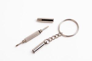 twee schroevendraaiers Aan een sleutel ring voor bril, horloges en een telefoon. sleutelhanger gereedschap dubbelzijdig schroevedraaier foto