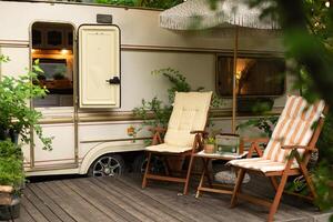 buitenkant van motor huis. camping aanhangwagen. op reis concept. foto