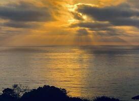 kust- oceaan zonsondergang foto