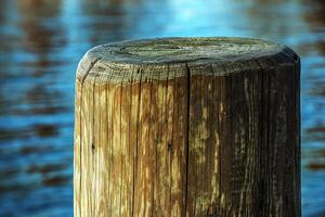 een pier gemaakt van houten aambeien voor afmeren boten en onderhouden de stabiliteit van de pier tegen de backdrop van water meer Traunsee in Oostenrijk. foto