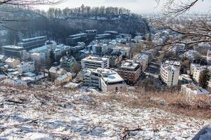 salzburg, Oostenrijk - 01.13.2024 visie van de historisch stad van Salzburg van de festung berg in winter, Salzburg land. foto