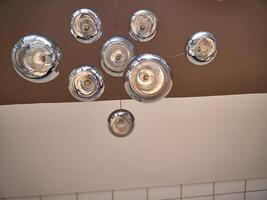 modern plafond lampen achtergrond, ronde lampen over- plafond patroon foto