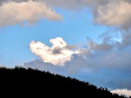 wit pluizig wolken in de diep blauw lucht. hemel achtergrond foto