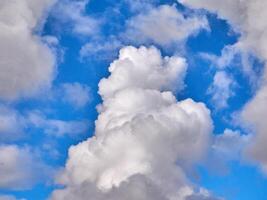 wit pluizig wolken in de diep blauw lucht. hemel achtergrond foto