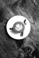 koffie kop dichtbij vew zwart en wit foto achtergrond, kop van thee of koffie Aan de tafel
