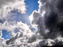 wit pluizig wolken in de diep blauw lucht. hemel achtergrond foto