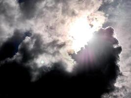 wit pluizig wolken in de diep blauw lucht. hemel achtergrond foto