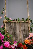 ai gegenereerd een handgemaakt houten teken hing door Liaan touwen en omringd door kleurrijk bloemen foto
