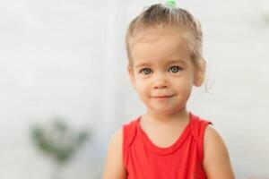 portret van blond meisje met blauw ogen in de park. kind, baby meisje dichtbij omhoog glimlach foto