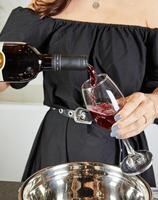 voorbereidingen treffen heerlijk overwogen wijn met rood wijn en aromatisch specerijen in een knus huis keuken instelling foto