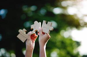 decoupeerzaag puzzel stukken van samenwerking en samenspel doel voor Super goed succes in werk. foto