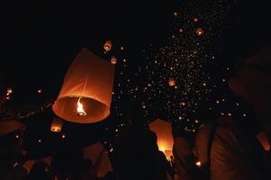 de schoonheid van de lantaarns drijvend in de lucht gedurende de yi peng festival en de drijvend lantaarn festival in Chiang mai provincie, Thailand. foto