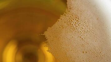 macro top schot van bier bubbels in een glas. detailer alcoholisch drinken achtergrond concept. foto
