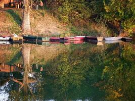 kleurrijk houten boten in herfst vallen foto