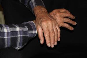 handen van een senior Mens foto