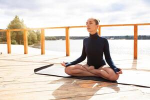 natuur meditatie concept. vrouw Doen yoga in lotus positie foto