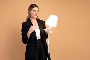 creativiteit en vernieuwend zijn sleutels naar succes. concept van nieuw idee en innovatie met licht lamp. mooi glimlachen Kaukasisch vrouw Holding lamp in hand- en glimlach geïsoleerd. foto