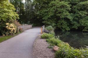 botanisch tuin le vallon du stang alar Brest Frankrijk 27 mei 2018 - klein meer en brug zomer seizoen foto