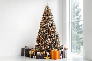 Kerstmis boom in wit interieur met elegant zwart en oranje geschenk doos foto