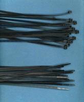 zwarte kabelbinder ook bekend als slangbinders of kabelbinders foto