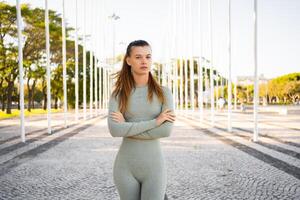sportvrouw staand in zomer park na ochtend- training foto