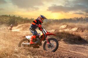 enduro fiets rijder Aan van de weg af bijhouden foto