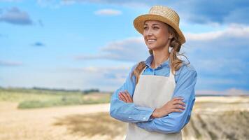 vrouw boer rietje hoed schort staand bouwland glimlachen vrouw agronoom specialist landbouw agribusiness gelukkig positief Kaukasisch arbeider agrarisch veld- foto