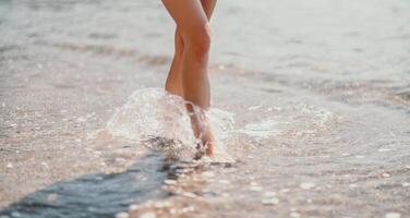 een vrouw wandelingen langs de strand, poten detailopname. blootsvoets vrouw sta foto