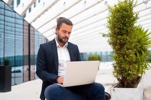 bedrijf Aan de Gaan zakenman werken Aan zijn laptop Aan de straat foto