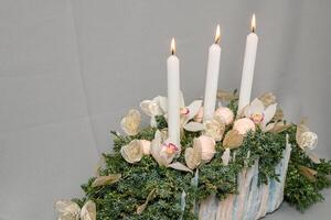 Kerstmis samenstelling van bloemen en Kerstmis decoraties foto