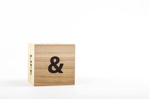 houten kubussen met de opschrift en Aan een wit achtergrond foto