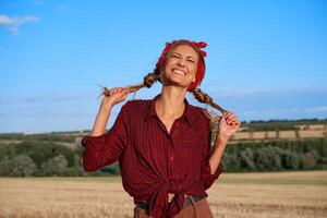 vrouw boer staand bouwland glimlachen vrouw agronoom specialist landbouw agribusiness gelukkig positief Kaukasisch arbeider agrarisch veld- foto