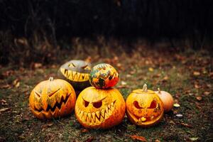 pompoen voor halloween, lamp pompoen, antiek hout, vieren halloween, smiley Aan een pompoen, herfst droog bladeren, helder achtergrond, grappig en boos gezicht foto