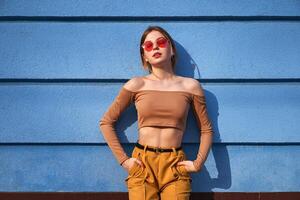 mooi jong Kaukasisch vrouw wandelingen straten van de stad warm zomer zonnig dag . foto