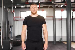 atleet sportief Mens Sportschool midden- volwassen knap sportman bodybuilder gewichtheffer ideaal lichaam foto