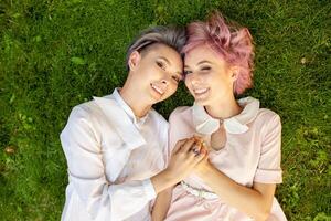 gelukkig speels lesbienne paar in liefde sharing tijd samen Dames vriendschap concept met meisjes paar hebben pret Aan mode kleren buitenshuis zomertijd vrije tijd. foto