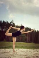 mooi meisje is verloofd in yoga in de Woud Aan de zand foto