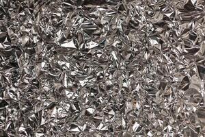 vol kader nemen van een vel van verfrommeld zilver aluminium folie foto