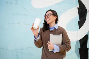 vrouw met tablet en nemen weg koffie foto