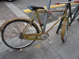 vintage fiets geparkeerd foto